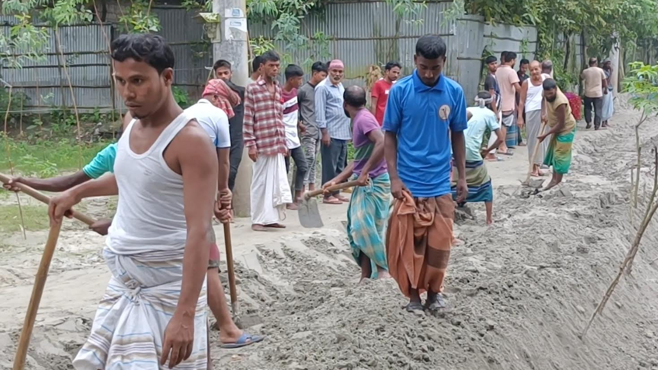 স্বেচ্ছাশ্রমে সড়ক নির্মাণ করছেন কুড়িগ্রাম পৌরবাসী