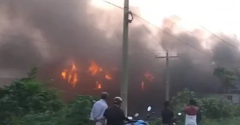 কেরানীগঞ্জে দিয়াশলাই কারখানায় ভয়াবহ আগুন