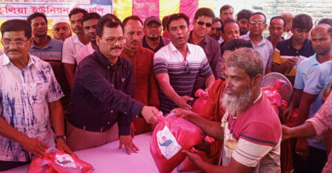 তালায় জলাবদ্ধ সাড়ে চারশ পরিবারের মাঝে বিএনপির ত্রাণ বিতরণ