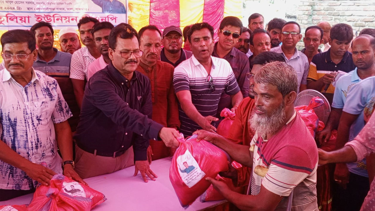 তালায় জলাবদ্ধ সাড়ে চারশ পরিবারের মাঝে বিএনপির ত্রাণ বিতরণ