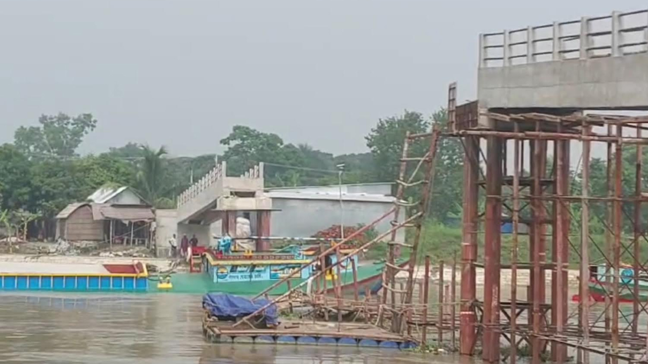 বলগেটের ধাক্কায় নির্মাণাধীন সেতু ভেঙে শ্রমিক আহত