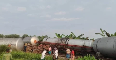 চুয়াডাঙ্গায় তেলবাহী ট্রেনের ট্যাঙ্কার লাইনচ্যুত