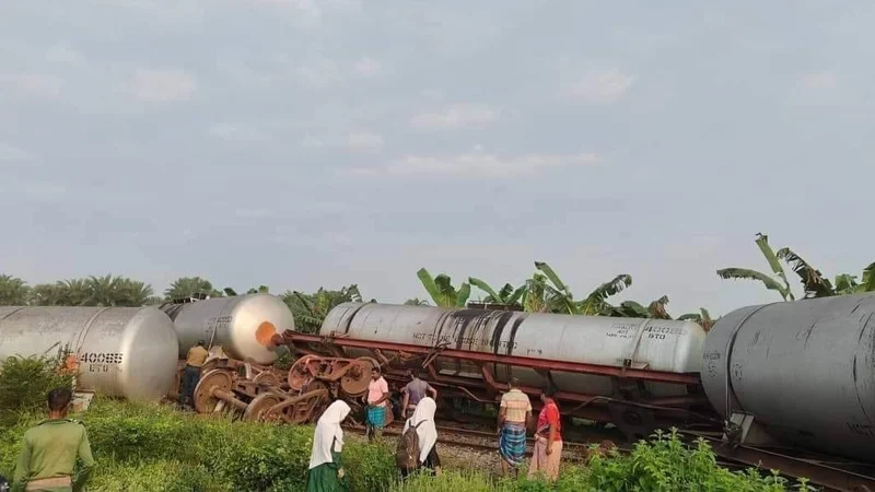 চুয়াডাঙ্গায় তেলবাহী ট্রেনের ট্যাঙ্কার লাইনচ্যুত