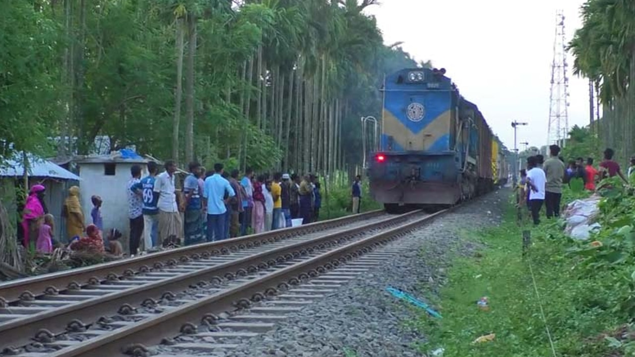 নাটোরে চলন্ত ট্রেন থেকে পড়ে যুবকের মৃত্যু