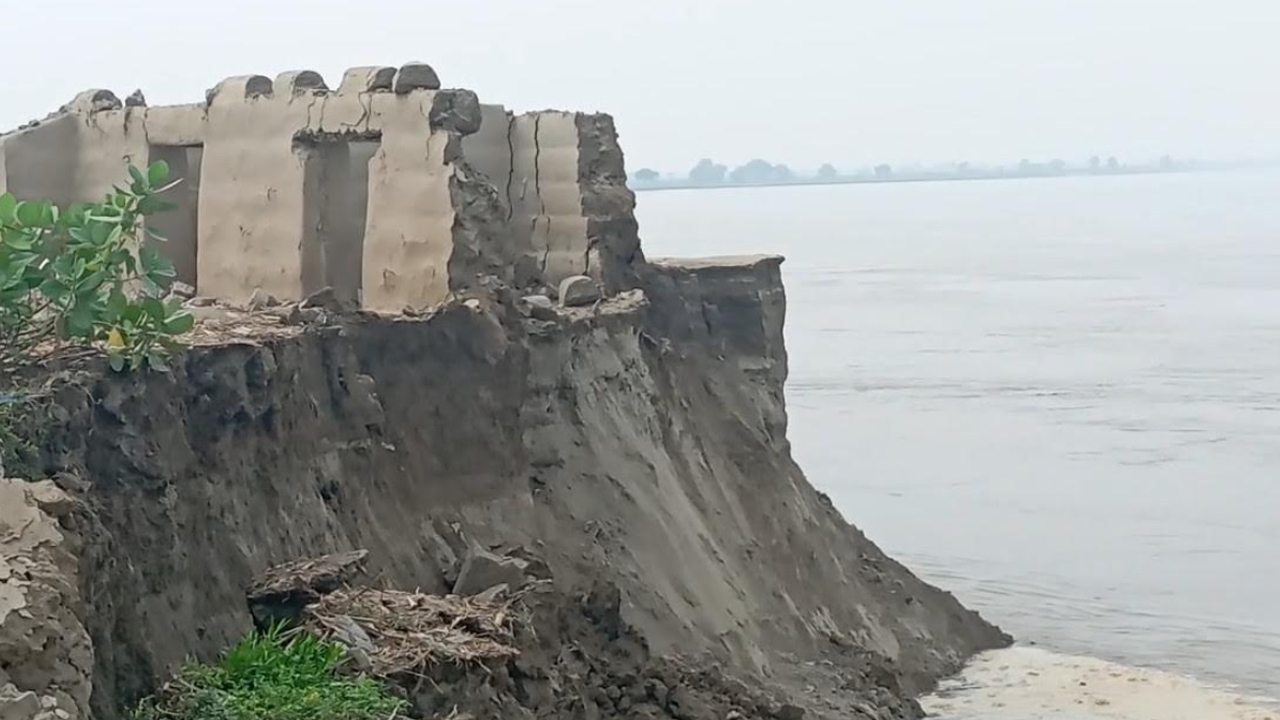 বাড়ছে পানি-ভাঙছে নদী, বিলীন হচ্ছে বসতভিটা ও ফসলি জমি