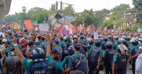 চাকরি জাতীয়করণের দাবিতে শাহবাগে অবরোধ, তীব্র যানজট