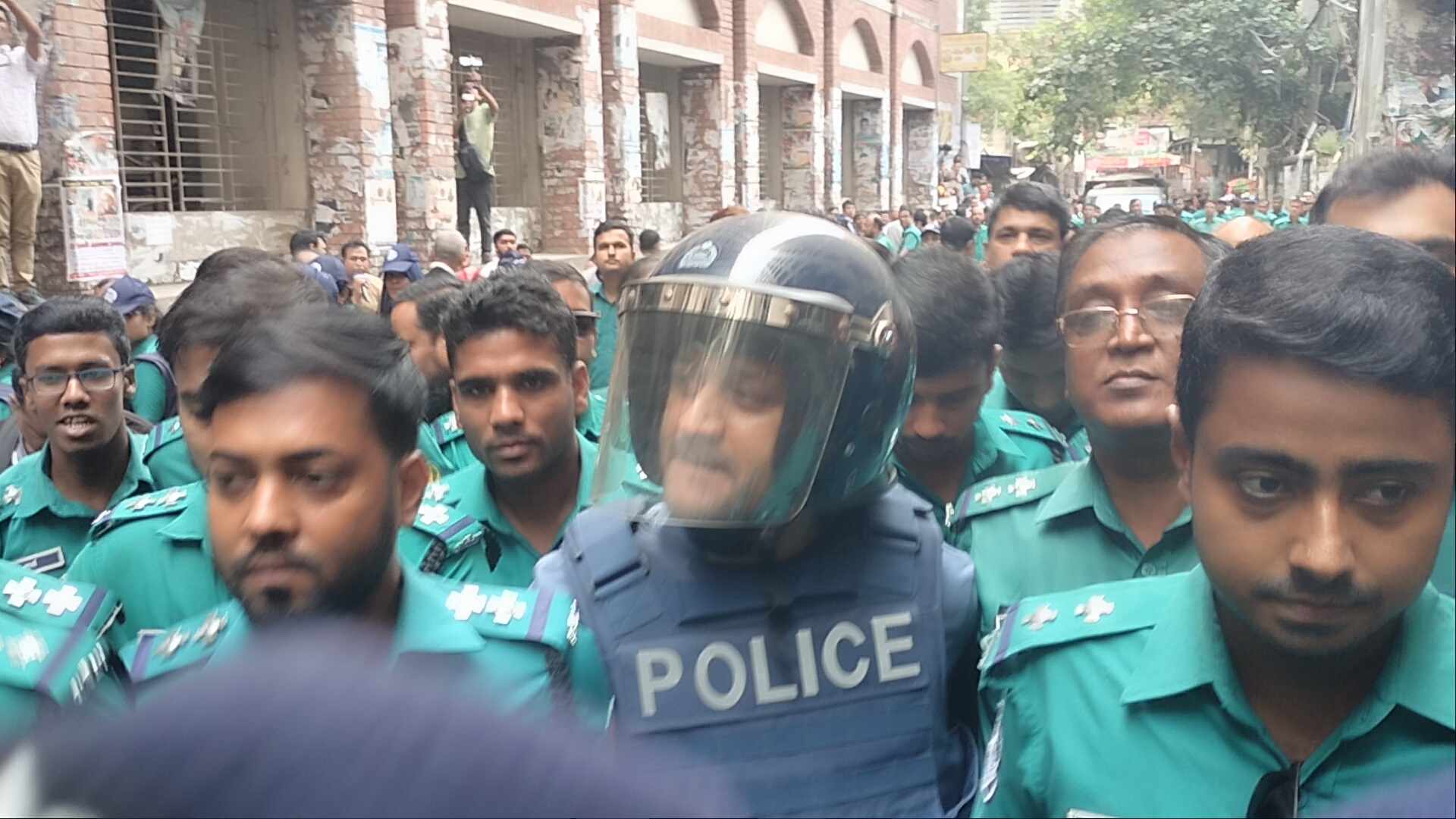 হত্যাচেষ্টা মামলায় ব্যারিস্টার সুমন ৫ দিনের রিমান্ডে