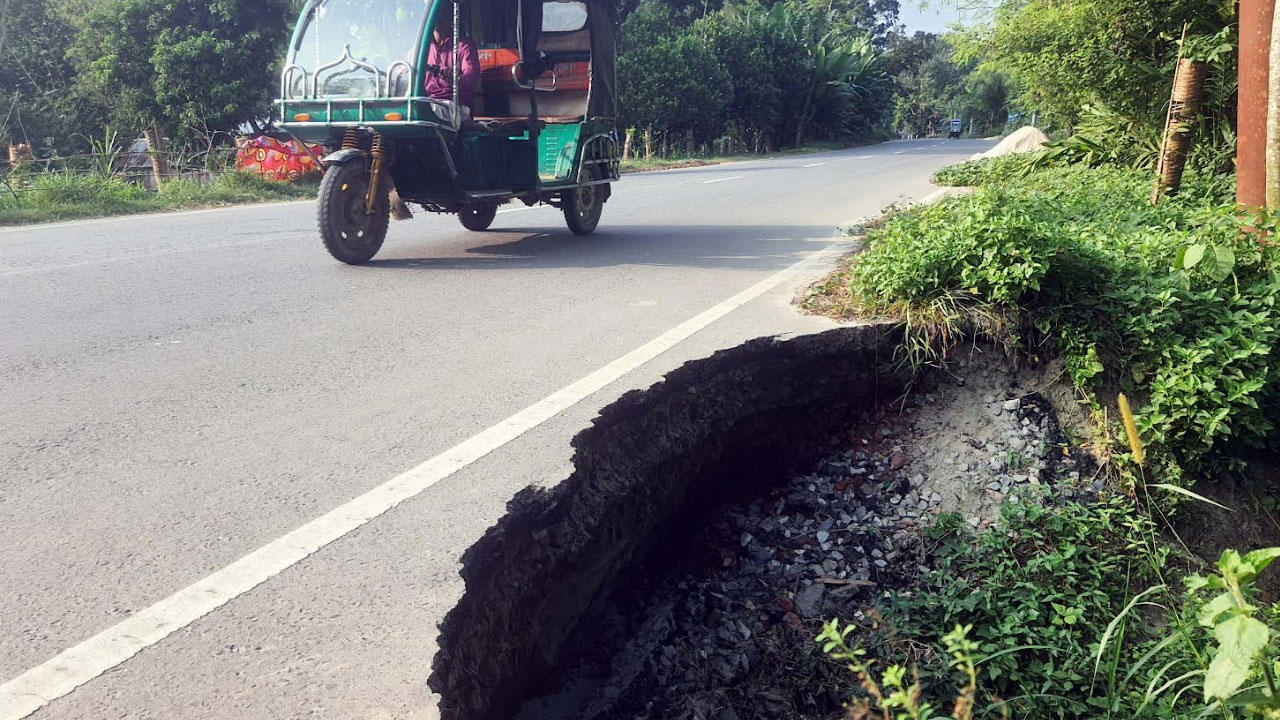 টাঙ্গাইলে ৩০১ কোটি টাকার মহাসড়কে কাজ শেষ না হতেই ধস