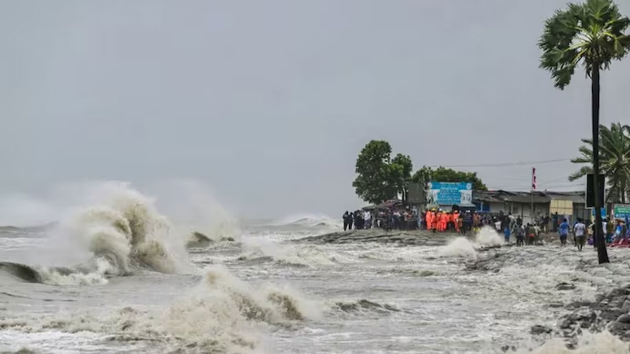 কবে আঘাত হানবে ঘূর্ণিঝড় ডানা? আছড়ে পড়বে কোথায়?