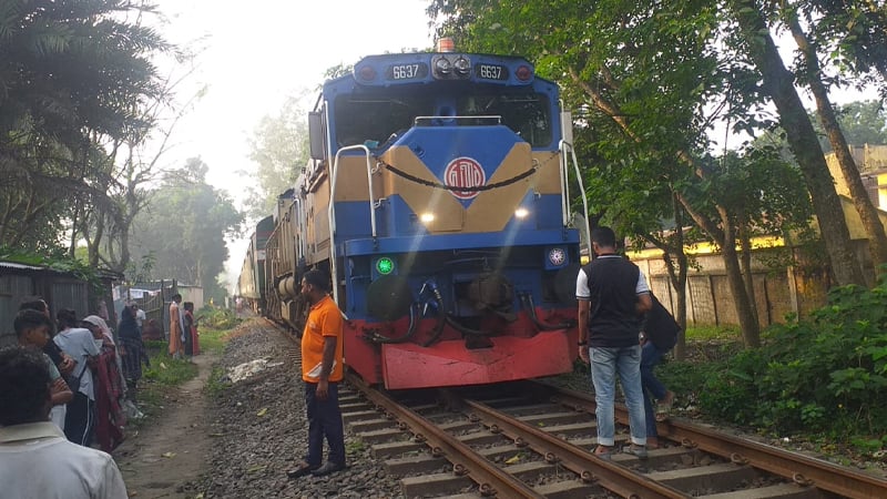 জয়পুরহাটে মাঝ রাস্তায় ইঞ্জিন বিকল, দুই ঘণ্টা পর ট্রেন চলাচল স্বাভাবিক