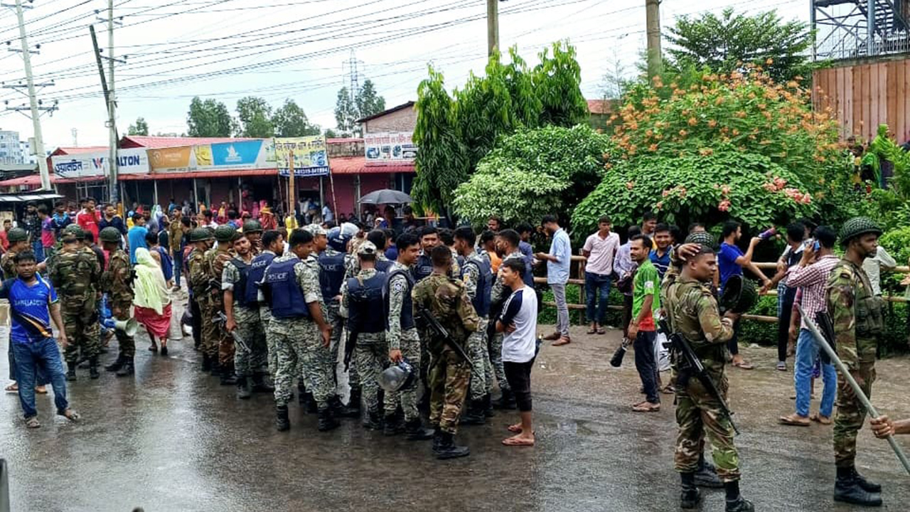 গাজীপুরে আন্দোলনে না যাওয়ায় শ্রমিকদের মধ্যে অসন্তোষ, হামলা-ভাঙচুর