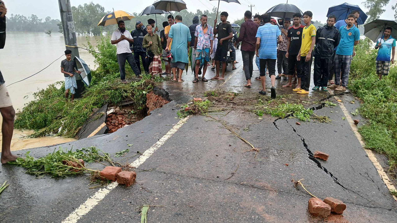 শেরপুরে পাহাড়ি ঢলে আঞ্চলিক সড়কে ভাঙন, যোগাযোগ বিচ্ছিন্ন