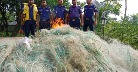 লক্ষ্মীপুরে নদীতে মাছধরা নৌকাসহ ২৭ হাজার মিটার অবৈধ জাল জব্দ