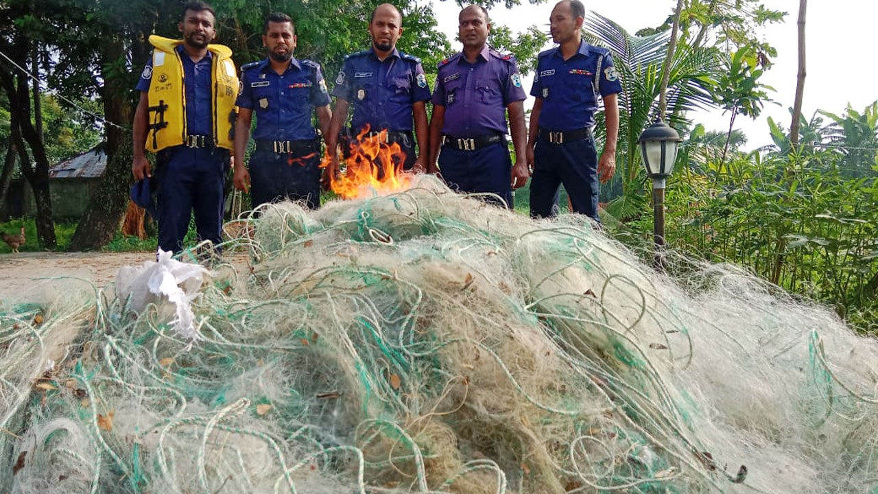 লক্ষ্মীপুরে নদীতে মাছধরা নৌকাসহ ২৭ হাজার মিটার অবৈধ জাল জব্দ