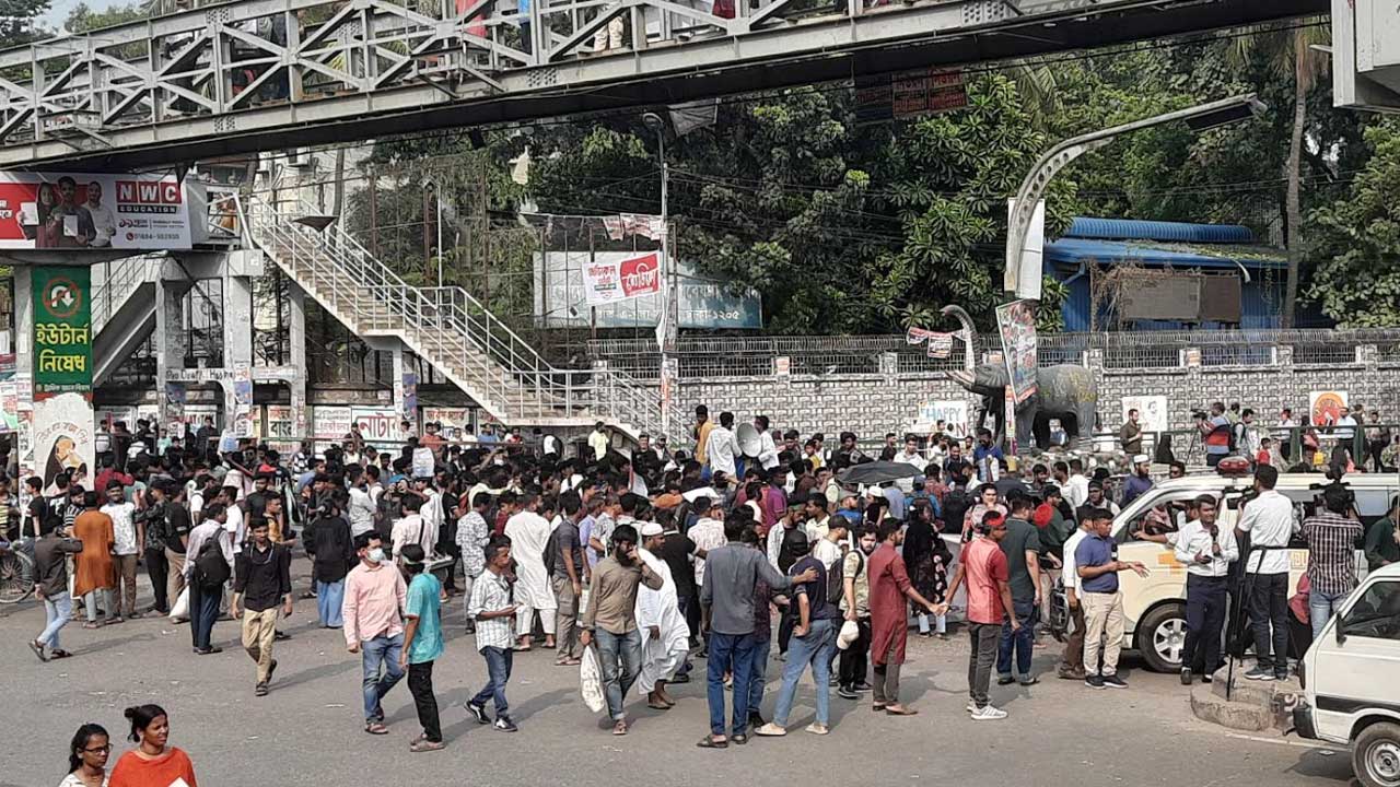 শিক্ষার্থীদের অবরোধে বন্ধ যানচলাচল, ভোগান্তি চরমে