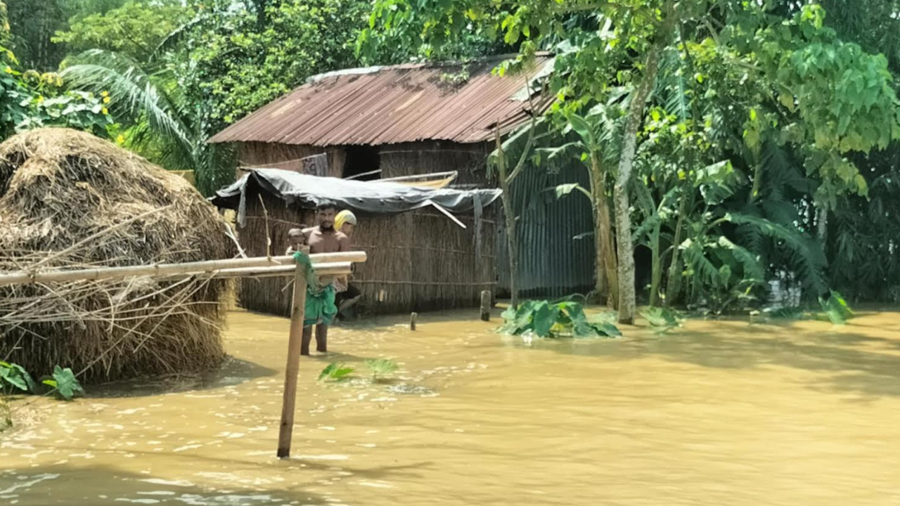 ময়মনসিংহে ৩ উপজেলায় পানিবন্দি ৩৩ হাজার পরিবার, চলছে উদ্ধারকাজ