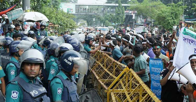 ২ ঘণ্টায়ও শাহবাগ ছাড়েনি আউটসোর্সিং কর্মচারীরা, যানজটে ভোগান্তি