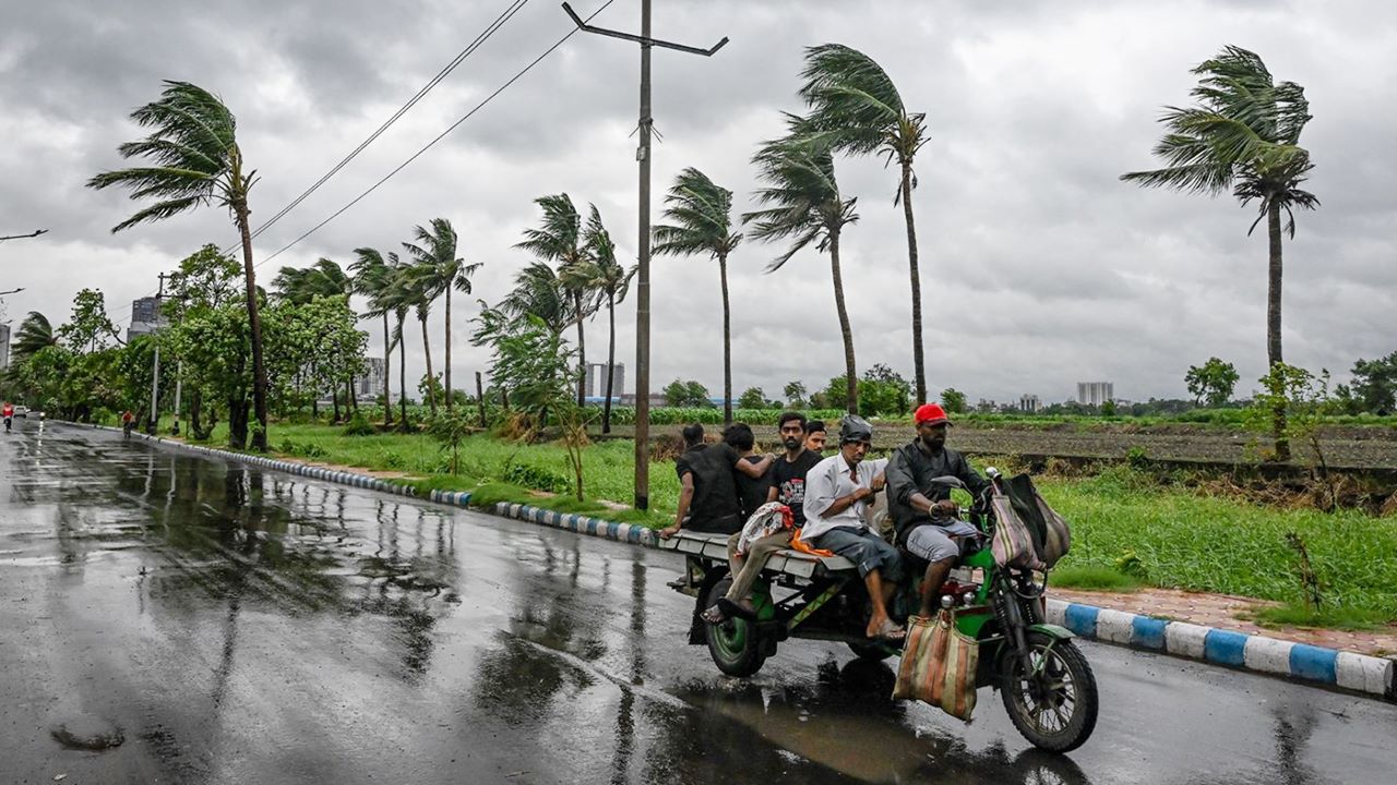 দুই অঞ্চলে ঝোড়ো হাওয়াসহ বজ্রবৃষ্টির আভাস