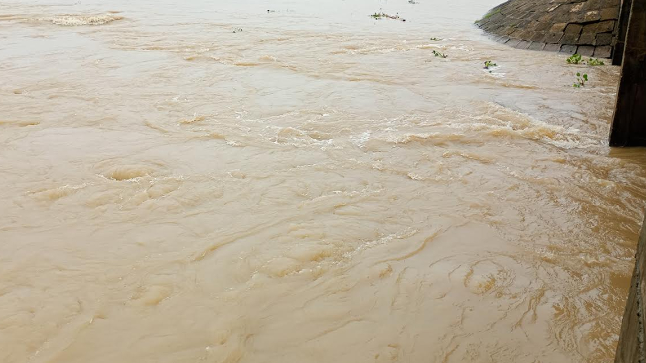 পানির নিচে কবরস্থান, সড়কের পাশে বৃদ্ধকে দাফন