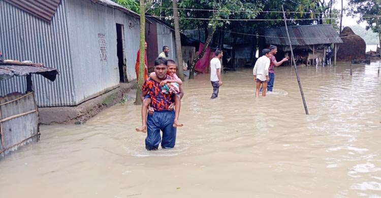 বন্যার পানিতে ঘর ডুবে আটকা ছিল নারী-শিশু, উদ্ধার ৩৭