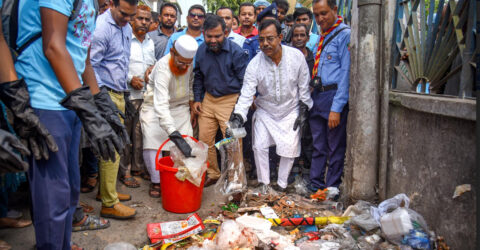 শহর পরিষ্কার অভিযানে নামলেন গাইবান্ধার জেলা প্রশাসক