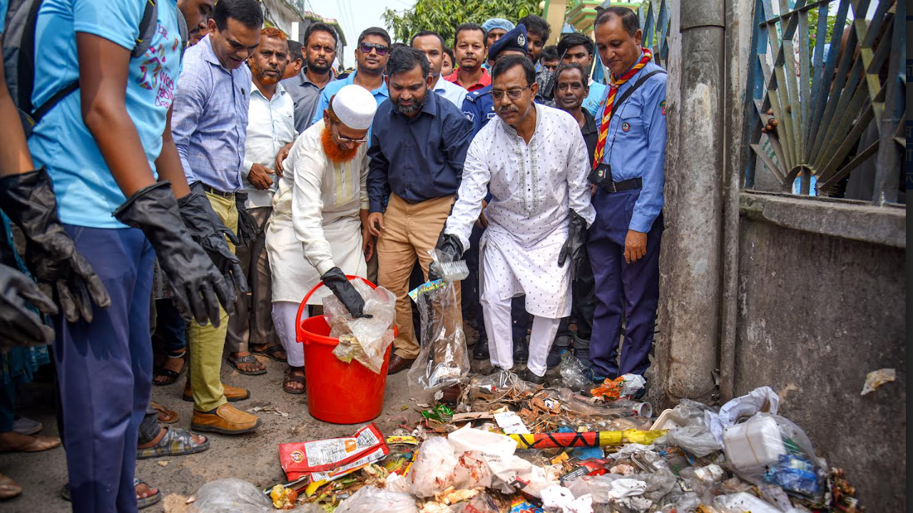 শহর পরিষ্কার অভিযানে নামলেন গাইবান্ধার জেলা প্রশাসক