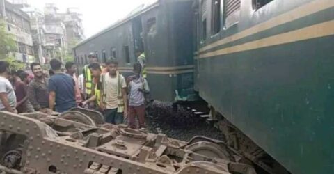 গোপীবাগে নারায়ণগঞ্জ কমিউটার ট্রেনের বগি লাইনচ্যুত