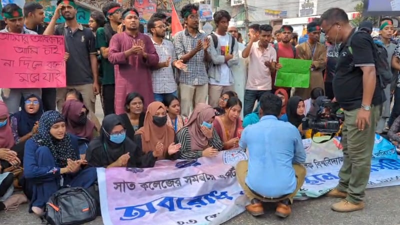 আবারও সায়েন্স ল্যাব মোড় অবরোধ শিক্ষার্থীদের, যানজটে ভোগান্তি