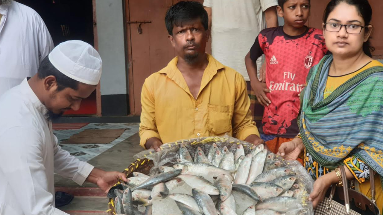 নিষেধাজ্ঞা অমান্য করে ইলিশ বিক্রি, ৪৫ কেজি ইলিশ গেল এতিমখানায়