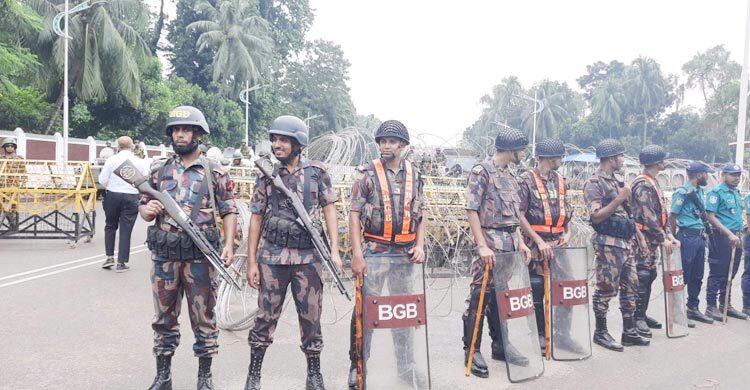 বঙ্গভবনের সামনে কাঁটাতারের বেড়া, নিরাপত্তা জোরদার