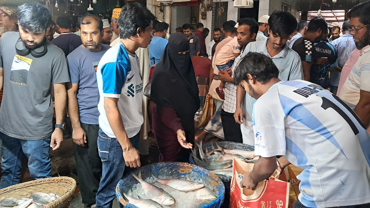 শেষ মুহূর্তে ইলিশ কিনতে ক্রেতাদের লাইন, দাম ২৭০০ টাকা কেজি