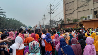 কর্মকর্তাদের অপসারণের দাবিতে আশুলিয়ায় শ্রমিকদের সড়ক অবরোধ