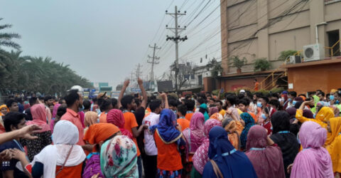 কর্মকর্তাদের অপসারণের দাবিতে আশুলিয়ায় শ্রমিকদের সড়ক অবরোধ