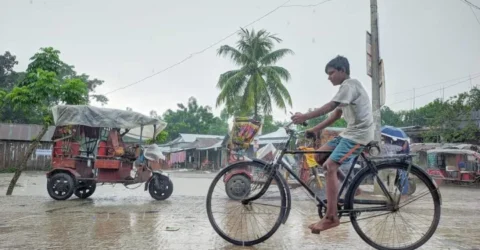 ফুলবাড়ীতে ভারী বৃষ্টিপাতে জনজীবনে ভোগান্তি, বাড়ছে নদ-নদীর পানি