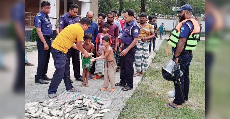 ইলিশ ধরায় চাঁদপুরে ৫৫ জেলে আটক