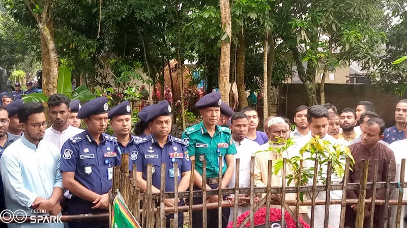 আবু সাঈদের কবর জিয়ারত করলেন আইজিপি