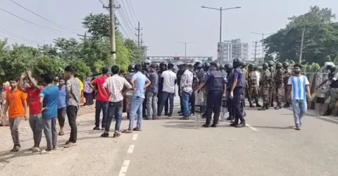 শ্রমিক ছাঁটাইয়ের প্রতিবাদে সড়ক অবরোধ, বিক্ষোভ