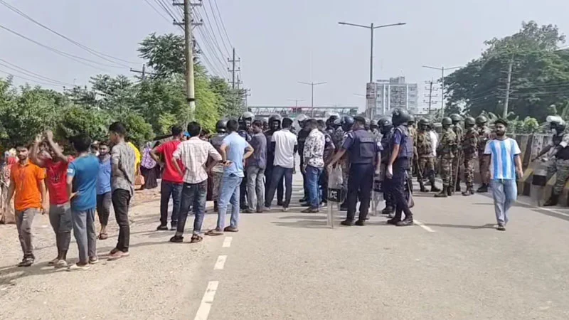 শ্রমিক ছাঁটাইয়ের প্রতিবাদে সড়ক অবরোধ, বিক্ষোভ