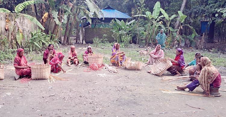 বাঁশ শিল্পকে আঁকড়ে ধরে চলছে জীবন