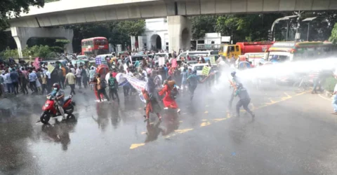 ৩৫ প্রত্যাশীদের আন্দোলনে পুলিশের লাঠিচার্জ