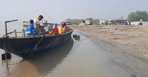 সেতুর অভাবে দুর্ভোগে আট জেলার মানুষ