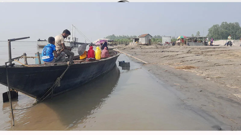 সেতুর অভাবে দুর্ভোগে আট জেলার মানুষ