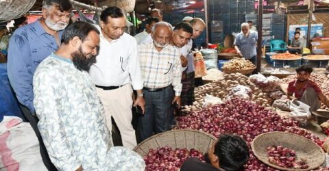 দ্রব্যমূল্য নিয়ন্ত্রণে কাঁচাবাজার পরিদর্শন করলেন এফবিসিসিআই প্রতিনিধিরা