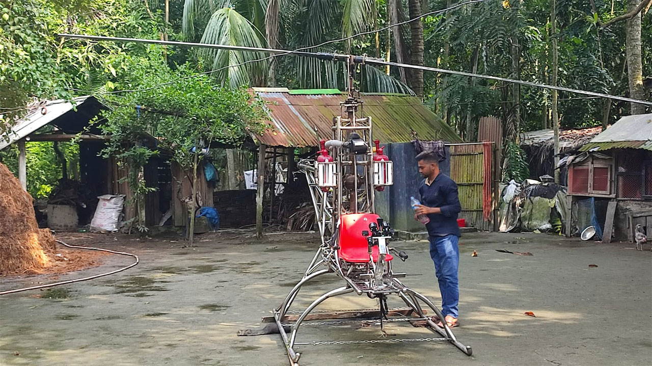 ২ লাখ টাকায় হেলিকপ্টার তৈরি করে কলেজছাত্রের চমক, অপেক্ষা ওড়ানোর