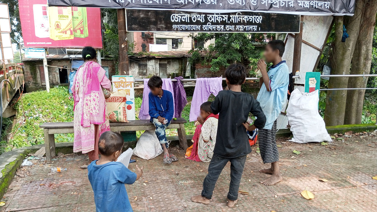 ‘ঠিক মতো দুবেলা খাওনই পাই না, আবার পড়ালেখা’