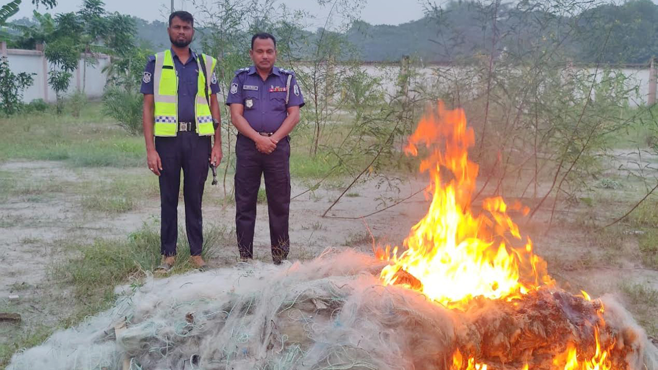 চাঁদপুরে ইলিশ ধরার সময় ৬৩ জেলে আটক, কারাদণ্ড-জরিমানা