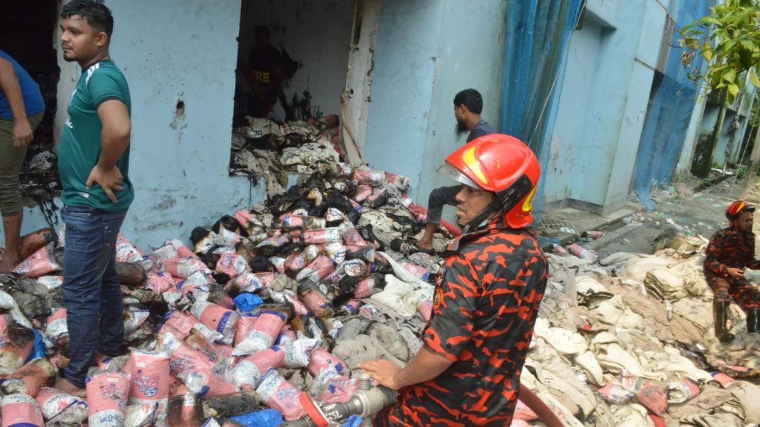 দেড় ঘণ্টার চেষ্টায় শের-ই-বাংলা হাসপাতালের আগুন নিয়ন্ত্রণে