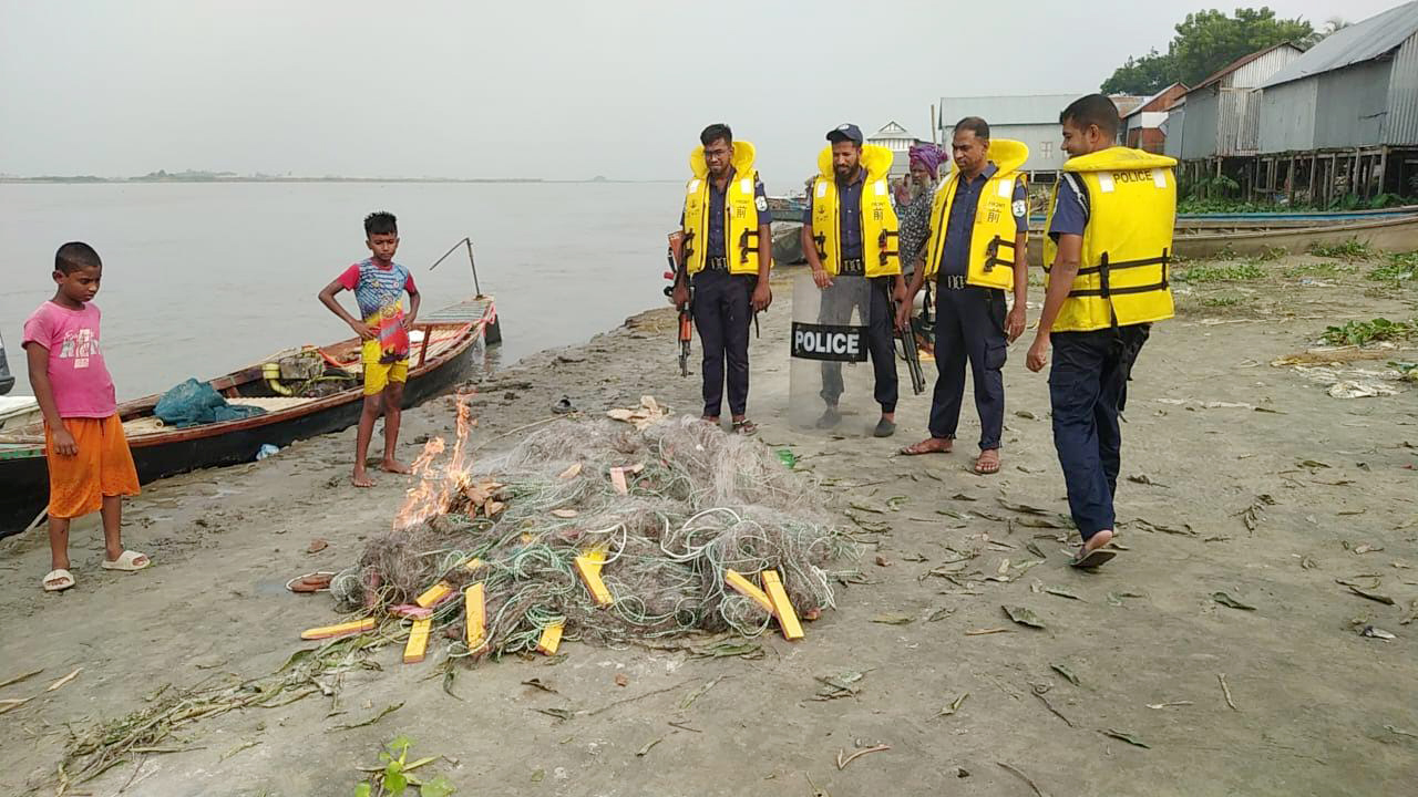 পদ্মা-মেঘনায় ইলিশ ধরার সময় ৫৭ জেলে আটক, কারাদণ্ড-জরিমানা