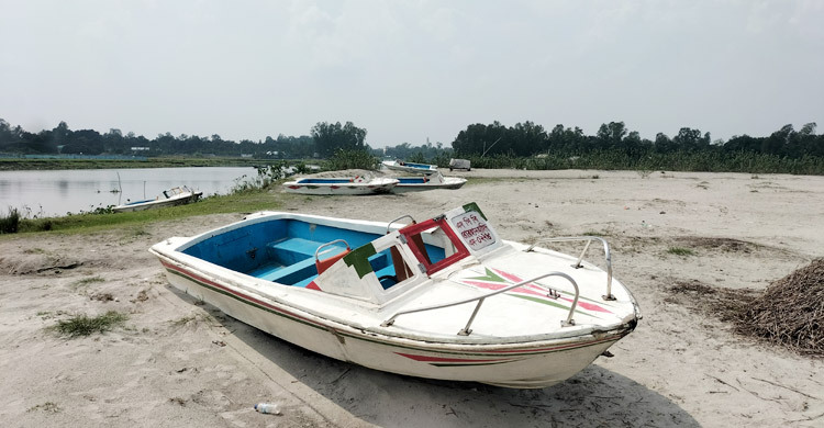 প্রায় তিনমাস বন্ধ স্পিডবোট সেবা, দুর্ভোগে যাত্রী চালকরা