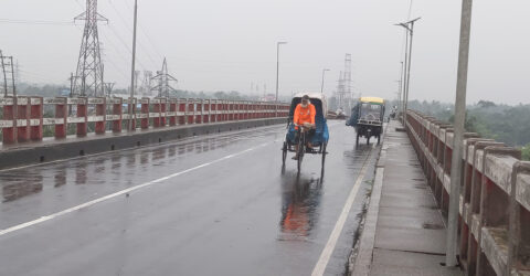 বাগেরহাটে বেলা বাড়ার সঙ্গে বাড়ছে বৃষ্টি, আতঙ্কে উপকূলবাসী